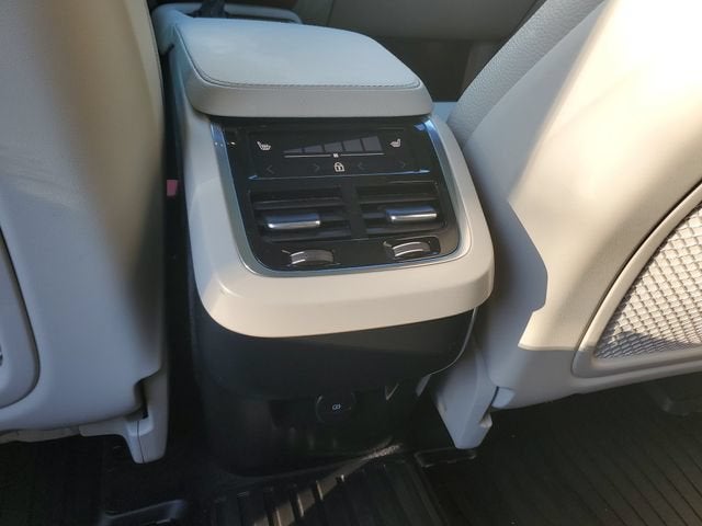2021 Volvo XC90 T6 Momentum 7 Passenger