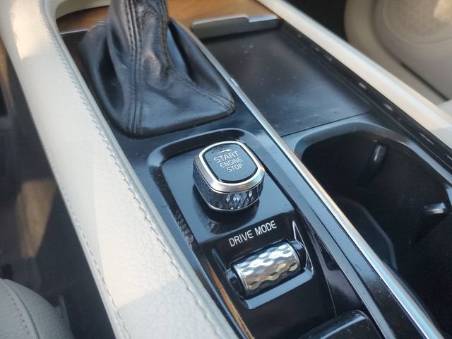 2021 Volvo XC90 T6 Momentum 7 Passenger
