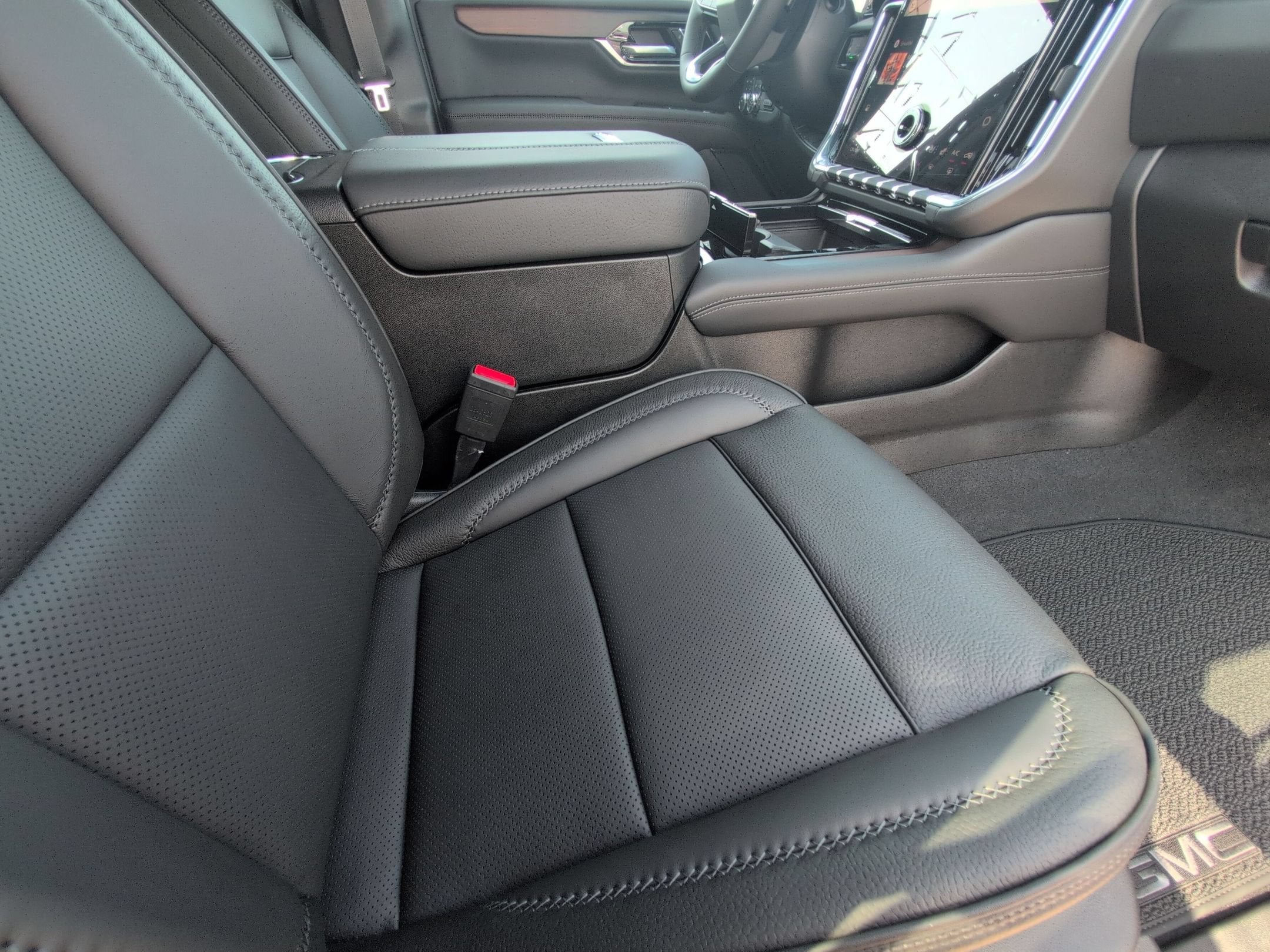 2026 GMC Yukon Denali - Photo 32