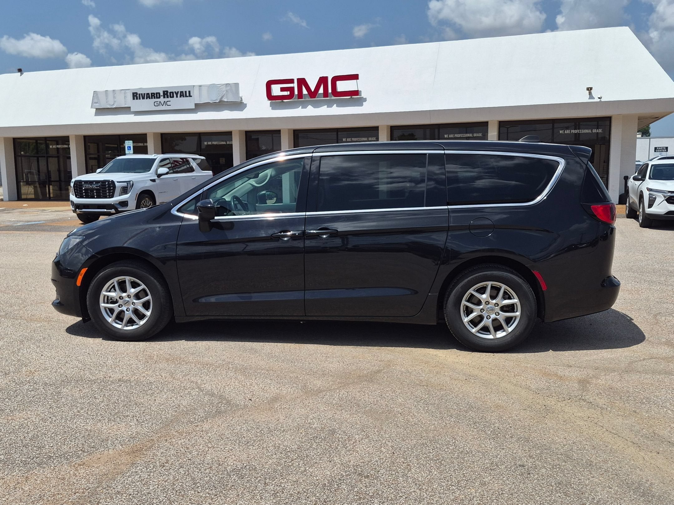 2023 Chrysler Voyager LX