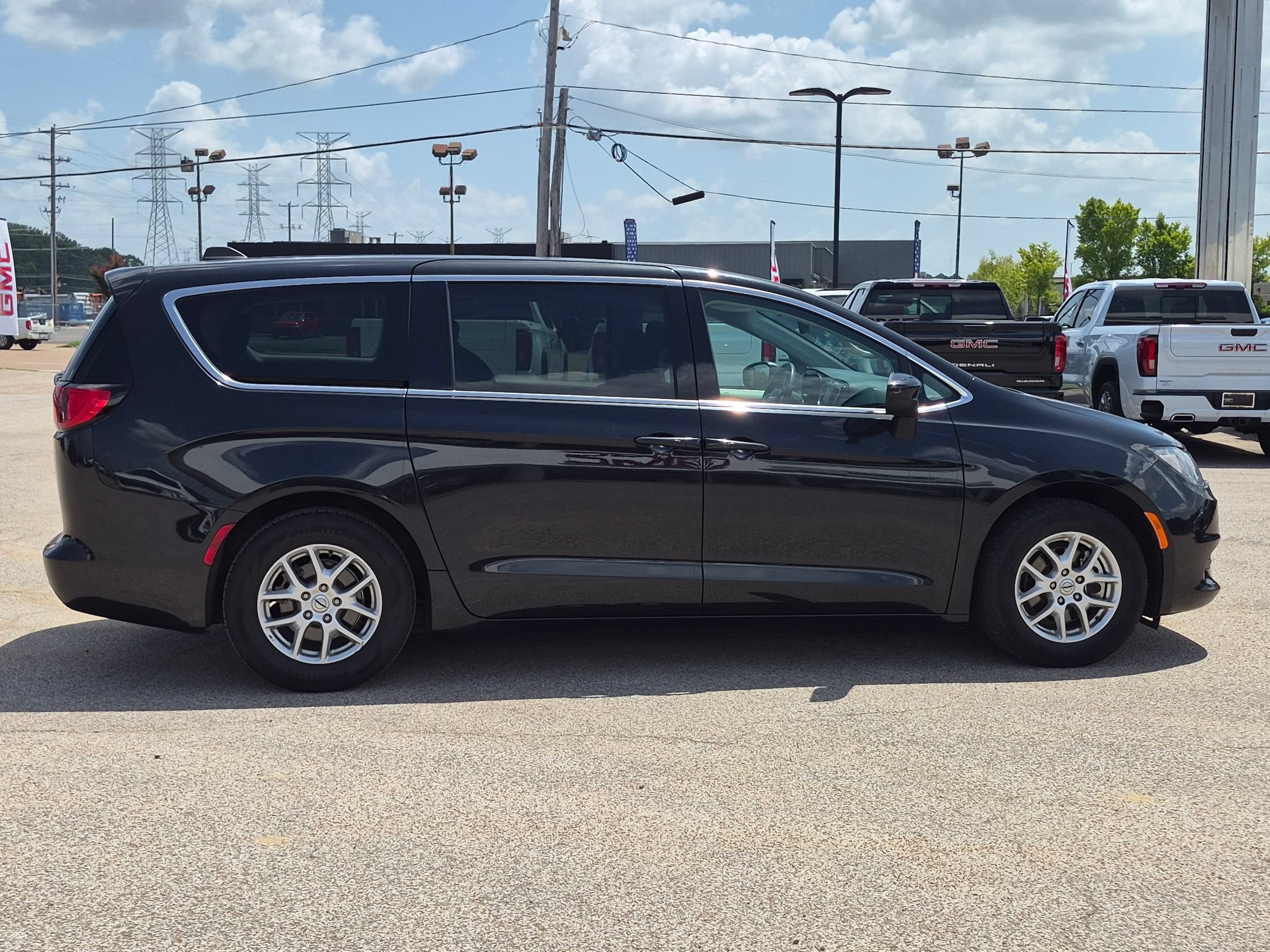 2023 Chrysler Voyager LX