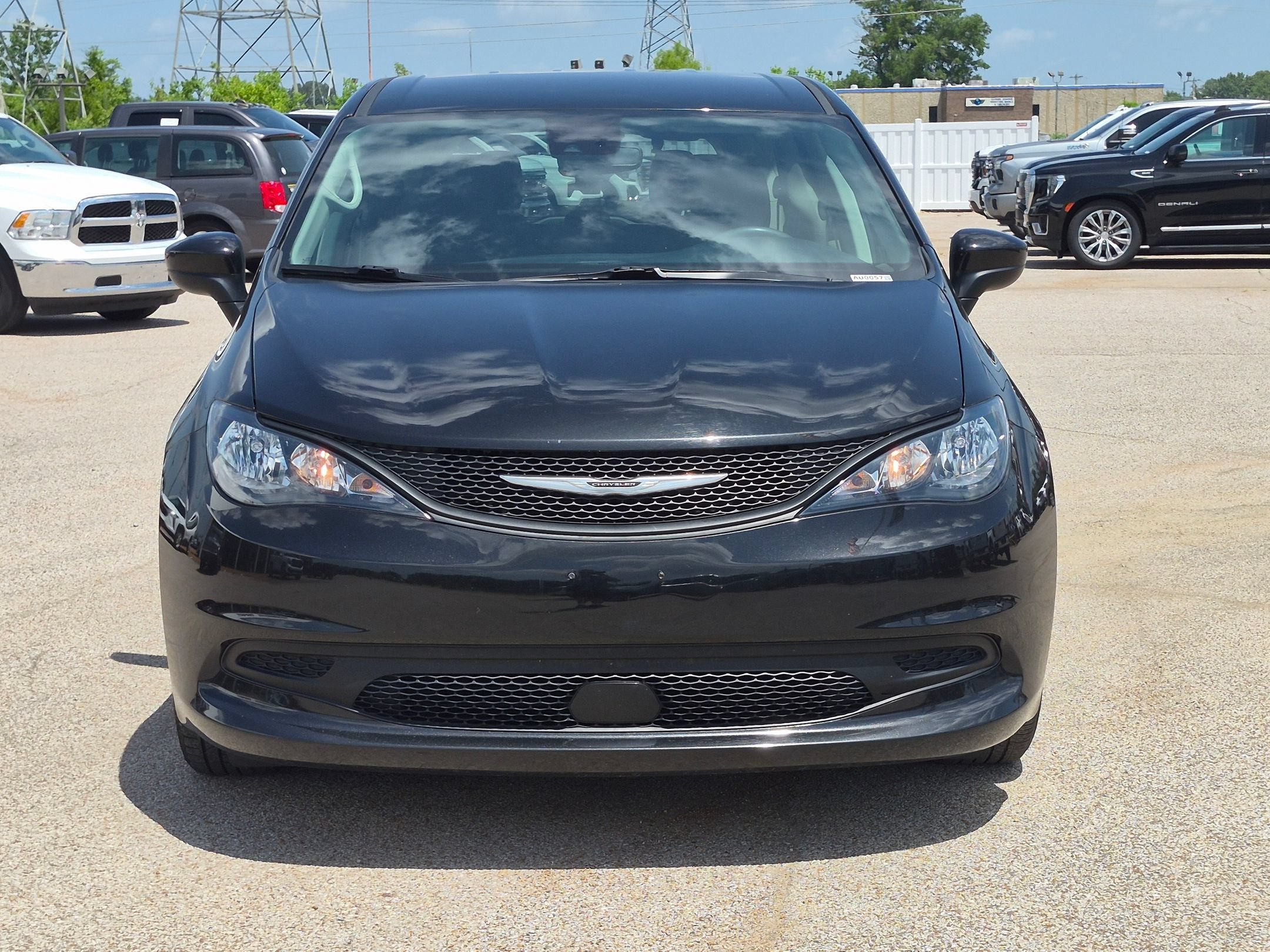 2023 Chrysler Voyager LX